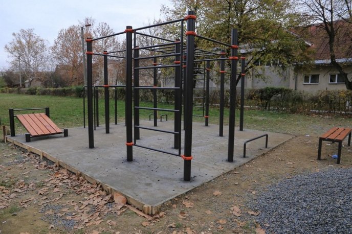 У Мукачеві колишні учні облаштували на території школи спортивний майданчик – 05