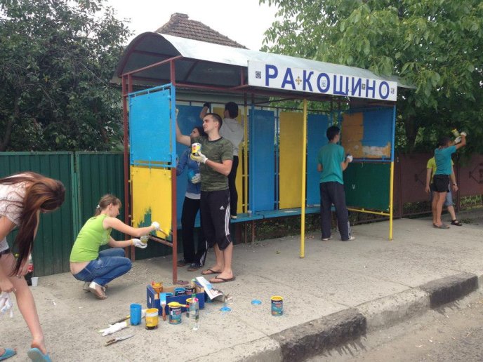 В селі Ракошино вказівник та автобусні зупинки перефарбували у кольори національного прапору України (ФОТО) – 09
