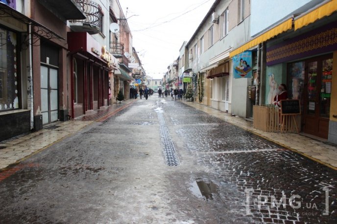 Одна з центральних вулиць Мукачева перетворилась на суцільну калюжу – 05