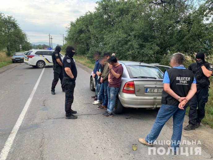 На Закарпатті затримано львів’янина, який перевозив нелегальних мігрантів – 02