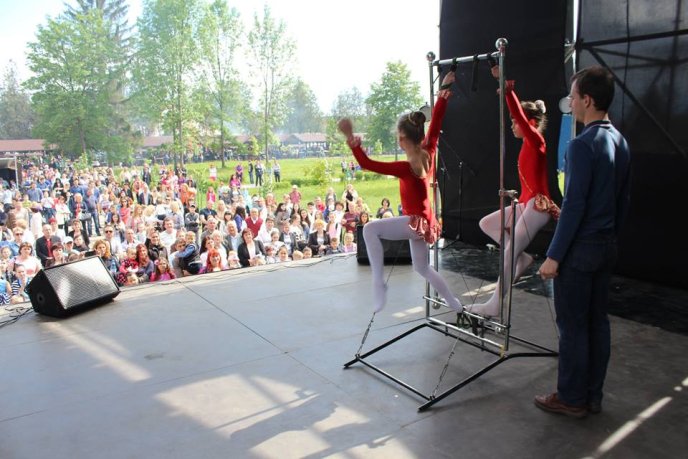 У рамках фестивалю "Огинь і м’ясо" відбувся концерт до Дня матері – 04