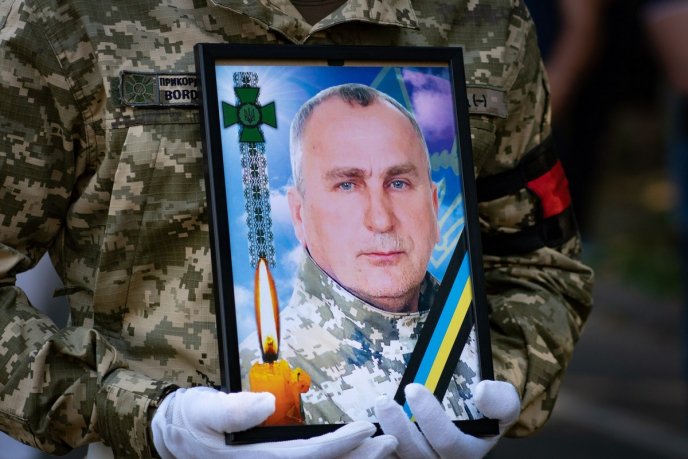 На Закарпатті поховали військового, який врятував десятки побратимів – 07