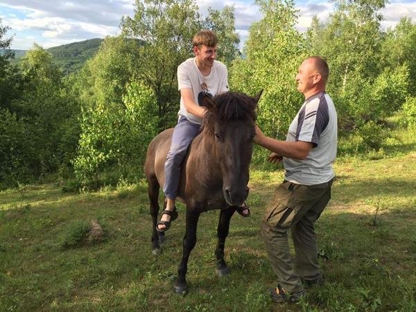 Учасники експедиції проекту "Ukraїner" відвідали ромський табір, ферму гуцульських коней та легендарний "Явірник" – 03
