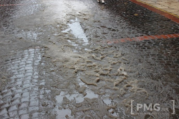 Одна з центральних вулиць Мукачева перетворилась на суцільну калюжу – 03
