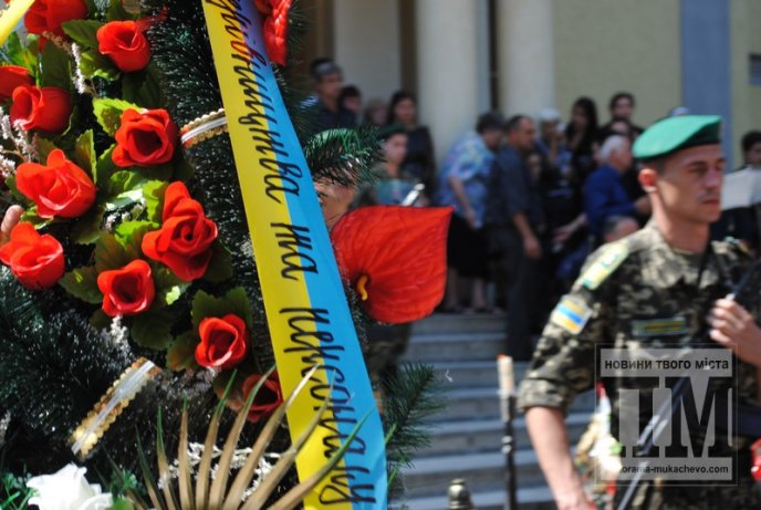 "Герої не вмирають!"У Мукачеві попрощалися з Вільгельмом Штольцелем, полеглим під Зеленопіллям (ФОТО) – 13