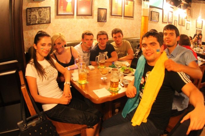 Мукачівці святкували перемогу збірної України до самого ранку (ФОТОРЕПОРТАЖ) – 03