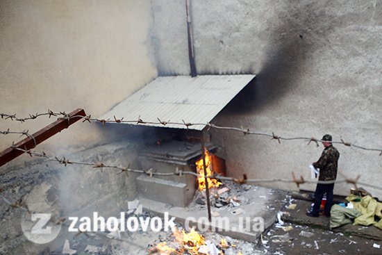 У внутрішньому дворі СБУ Закарпаття спалили якісь папірці (ФОТО) – 01