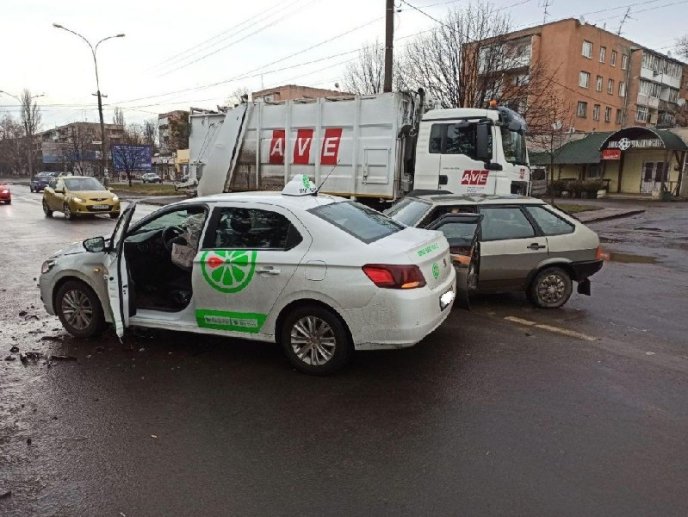 Вранці сталась аварія за участю таксі – 03