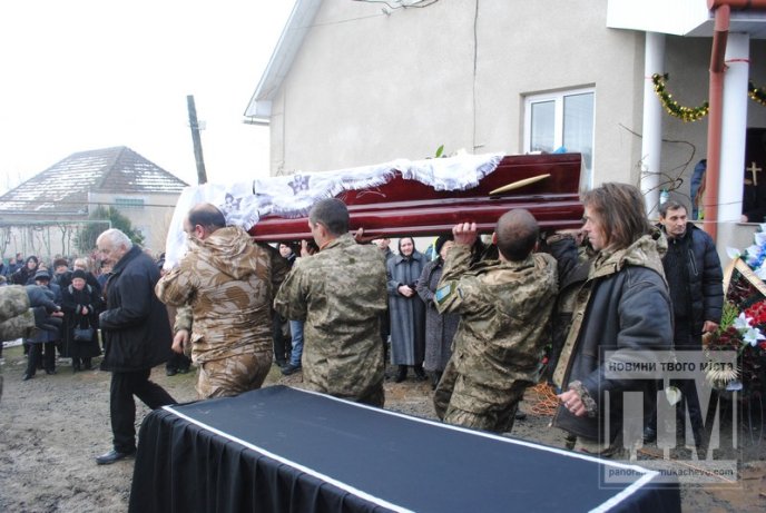 На Мукачівщині прощались з добровольцем "Айдару" Олегом "Скіфом" Сидором (ФОТОРЕПОРТАЖ) – 07
