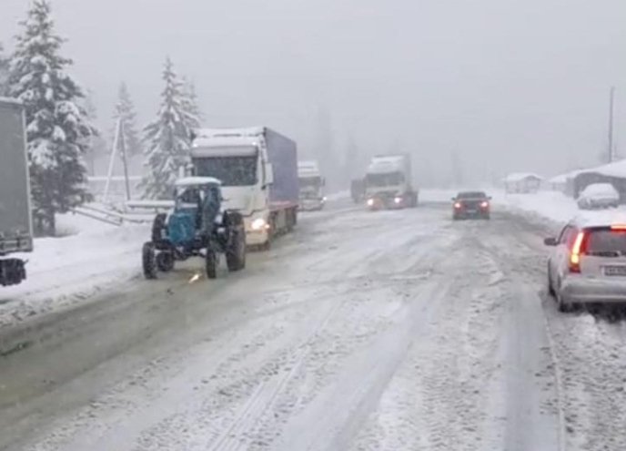 Верецький перевал замело снігом. Вантажівки потрапили у "снігову пастку" – 03