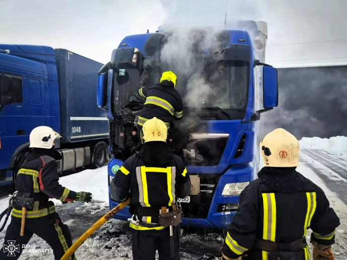 У Мукачеві загорівся вантажний автомобіль – 01
