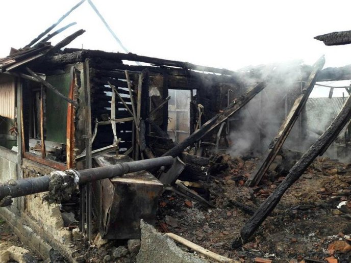 Жахлива нічна пожежа: чоловік із донькою ледь не згоріли живцем – 02