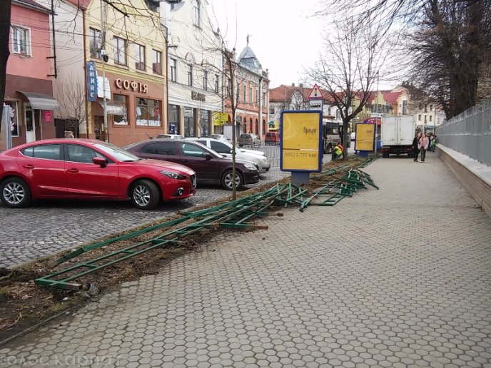 Комунальники зрізали на вулиці Пушкіна у Мукачеві паркан та кілька дерев – 04