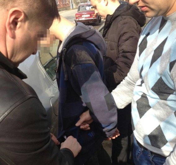 У Берегові затримали молодика, який розповсюджував наркотики – 02 У Берегові затримали молодика, який розповсюджував наркотики – 02