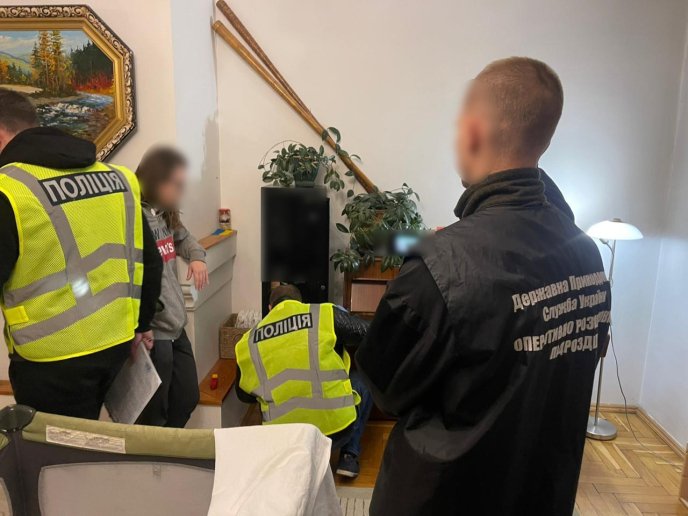 Правоохоронці провели обшуки в осіб, які переправляли чоловіків через кордон – 03