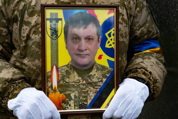 Залишились двоє синів: в Ужгороді поховали військового – 02