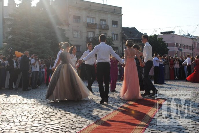 У центрі Мукачева відбувся урочистий парад випускників (ФОТО) – 40