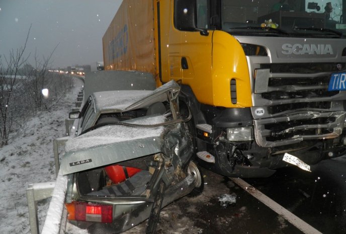На трасі Київ-Чоп мукачівець на "Жигулях" врізався у вантажівку (ФОТО) – 04