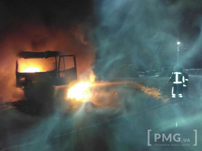 На трасі "Київ-Чоп" на Закарпатті горить вантажівка з російськими номерами – 02