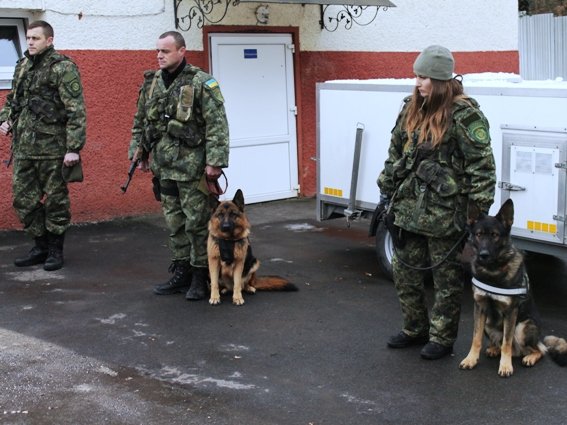 Четверо закарпатських кінологів разом зі службовими собаками вирушили у Маріуполь – 02
