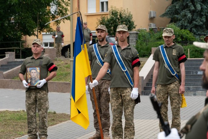 Залишилися мама, донька і брат: Закарпаття попрощалось із полеглим Героєм – 02