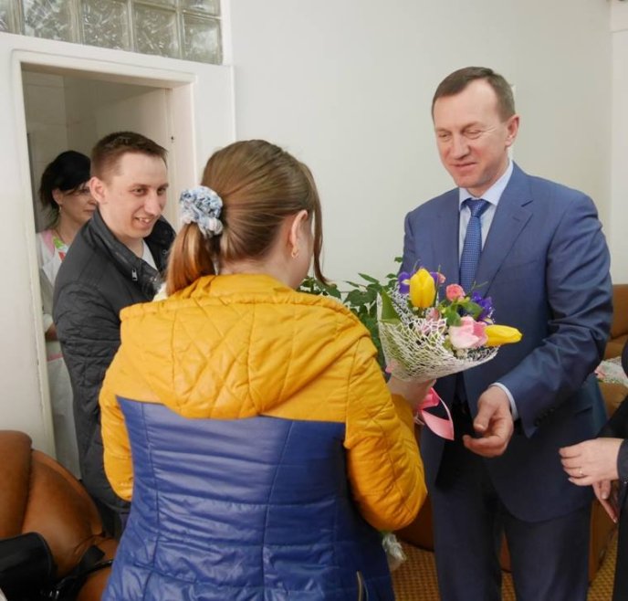 В Ужгороді батьки перших п’ятьох новонароджених дітей отримали у пологовому будинку документи про реєстрацію місця проживання – 04