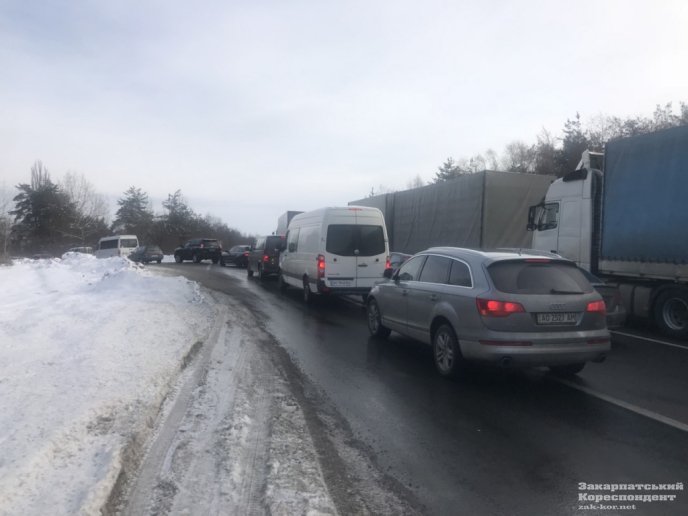 На Ужгородщині ДТП: на трасі великі затори – 01
