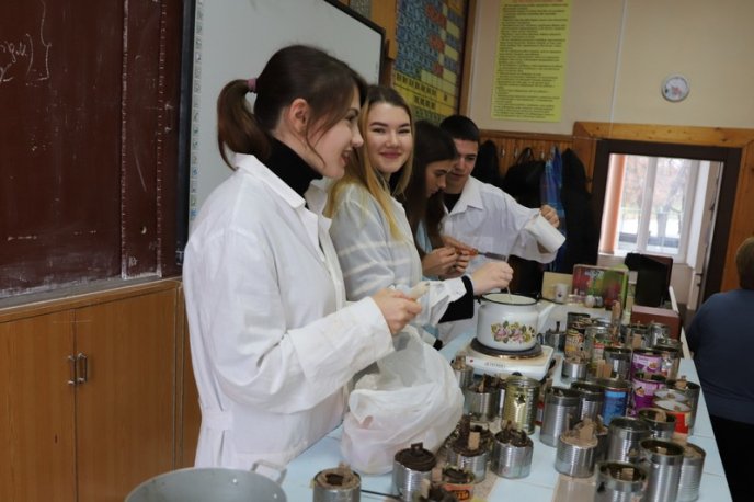 У Лінгвістичній гімназії в Ужгороді учні виготовляють окопні свічки – 02