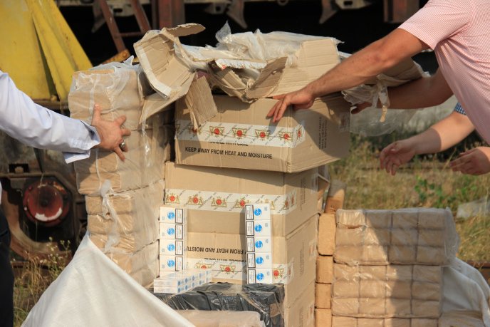 На Закарпатті під паливними брекетами виявили партію контрабандних цигарок – 09