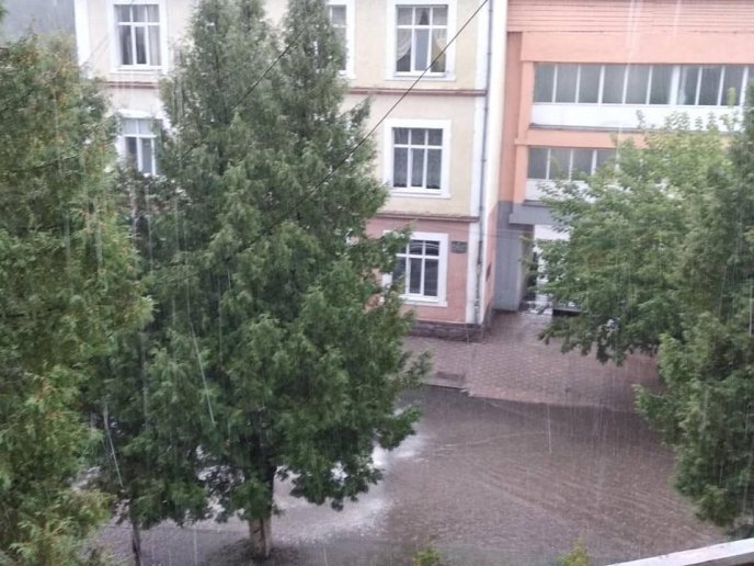 Страшна злива перетворила вулиці закарпатського міста на ріки – 08