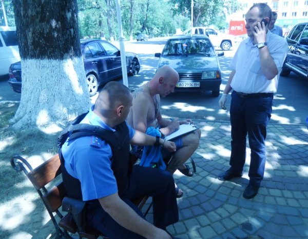 У Берегові чоловік намагався підірвати завод, вдома у зловмисника виявили масу фашистської символіки та арсенал зброї (ФОТО) – 02