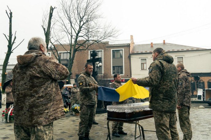 У Мукачеві попрощалися з Героєм, який загинув кілька днів тому – 04