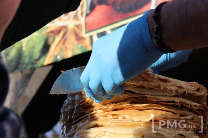 На "Варишській палачінті" у Мукачеві встановили найбільшу вежу з млинців на Закарпатті – 09