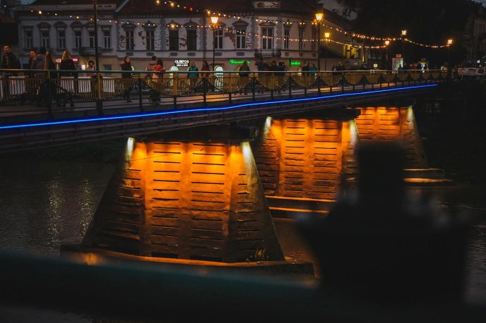 В Ужгороді пішохідний міст прикрашений світлодіодними прожекторами – 01 В Ужгороді пішохідний міст прикрашений світлодіодними прожекторами – 01