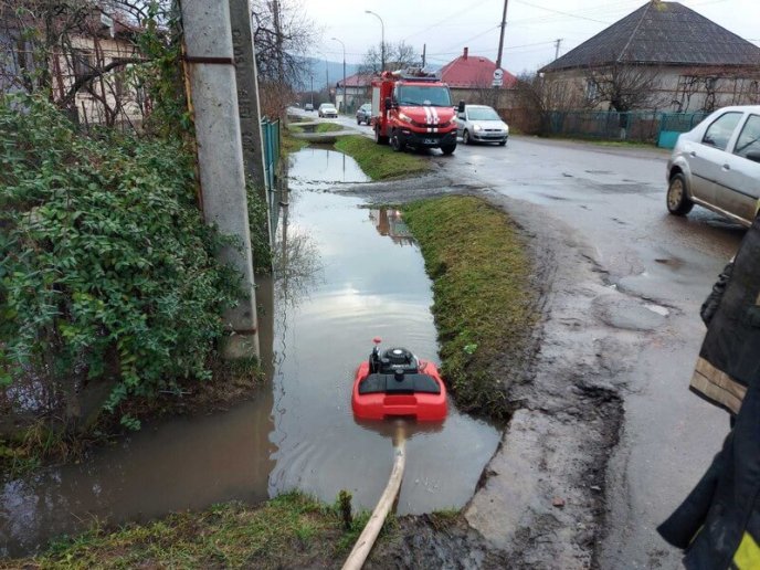 Підтоплені дворогосподарства та села без світла: рятувальники ліквідовують наслідки негоди – 04