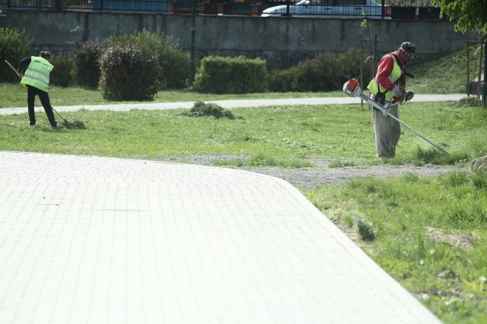 У парку "Перемога" в Мукачеві скошують траву та готують зону відпочинку до вихідних – 03