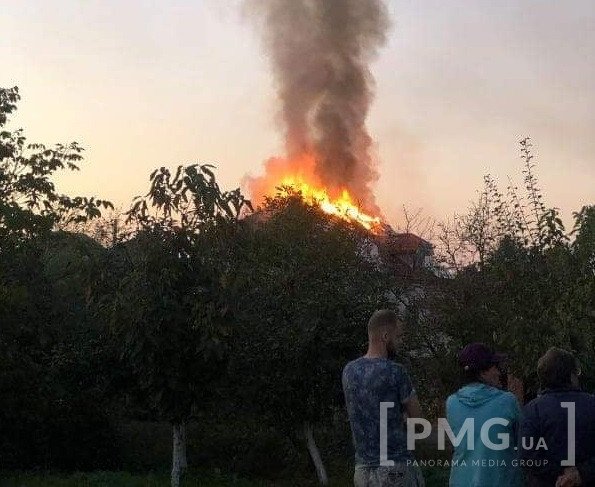 У Ракошині спалахнула пожежа. Оприлюднено відео – 02