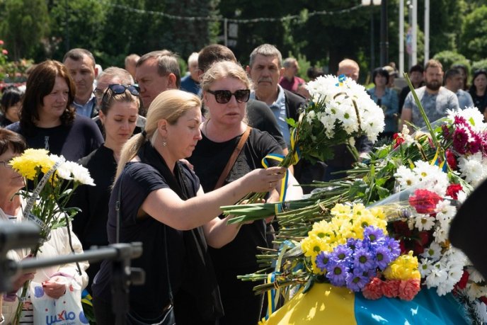 Залишилися дружина і троє дітей: на Закарпатті поховали Героя – 03