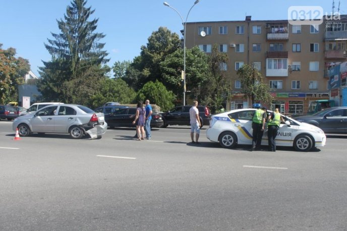 На перехресті біля колишнього універмагу "Україна" в Ужгороді зіткнулись дві іномарки – 02 На перехресті біля колишнього універмагу "Україна" в Ужгороді зіткнулись дві іномарки – 02