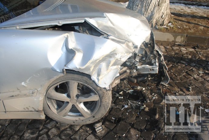 У Мукачеві біля військового шпиталю зіткнулись чотири автівки (ФОТО) – 05