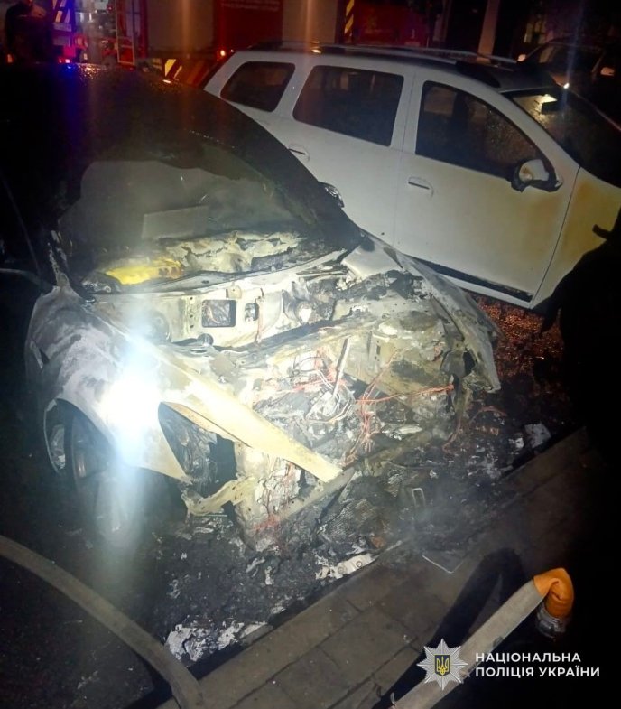 В Ужгороді вночі підпалили автомобіль Tesla. Опубліковано відео – 01 В Ужгороді вночі підпалили авто Tesla