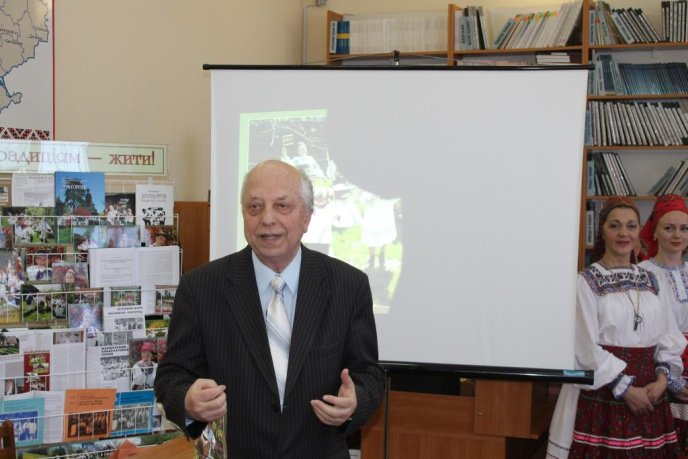 У Закарпатській обласній бібліотеці презентували книги і танцювали народні танці – 11
