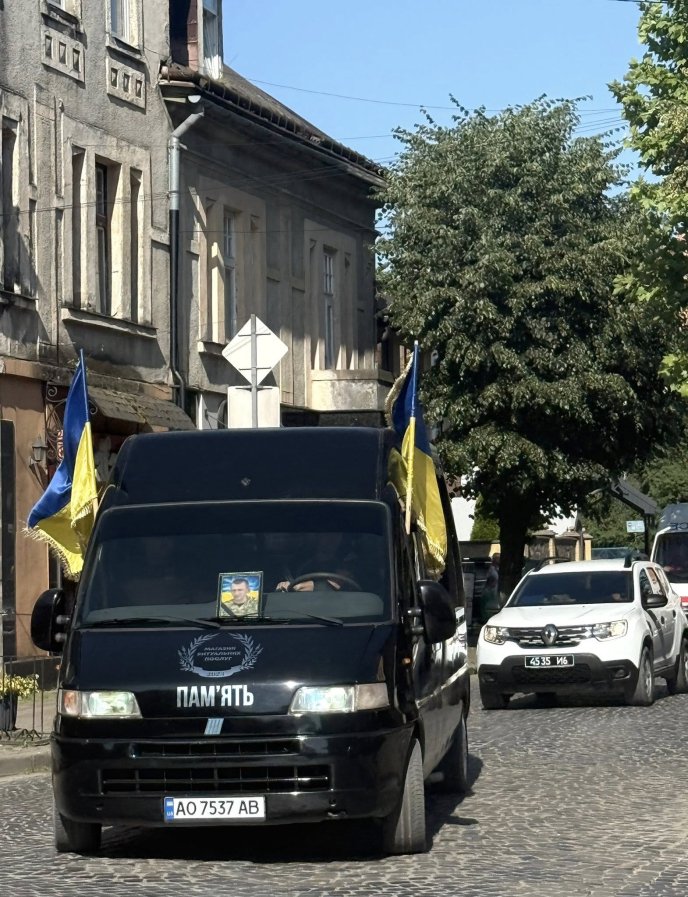 У Хусті попрощалися із військовим – 01 У Хусті прощалися з Героєм