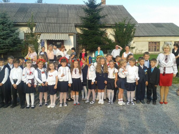 Шкільний фотоальбом: як учні Мукачева 1 Вересня відзначали (ФОТОРЕПОРТАЖ) – 03