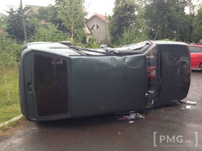 На вулиці Червоноармійській в потрійному  ДТП дивом вціліли люди – 07