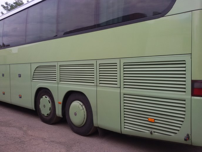 На Закарпатті під час перетину кордону українець знизив вартість автобусу більше, ніж наполовину – 05