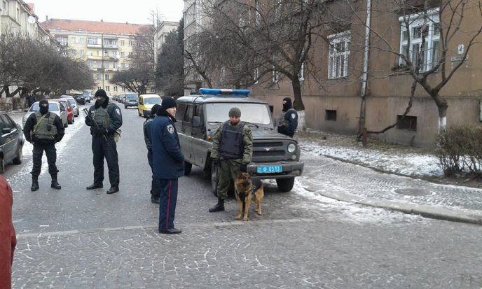 Перед будівлею суду в Ужгороді, де розглядатимуть апеляцію бійців ПС, десятки правоохоронців – 01 Перед будівлею суду в Ужгороді, де розглядатимуть апеляцію бійців ПС, десятки правоохоронців – 01
