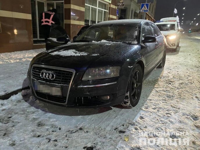 У Мукачеві зупинили Range Rover та Audi. Відомо, що знайшли під час перевірки – 02