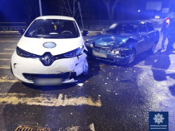 П’яний водій виїхав на зустрічну смугу та зіткнувся з іншим автомобілем – 01