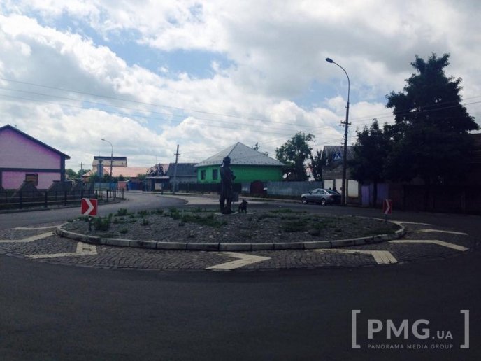 Вандали облили фарбою пам’ятник рому-господарнику у Мукачеві – 02